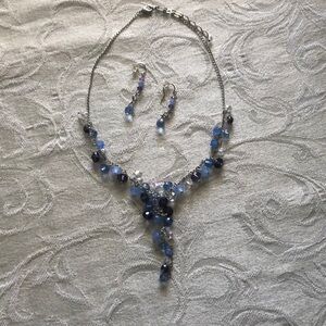 Fun costume jewelry necklace & earring set.  Beautiful blues & purples